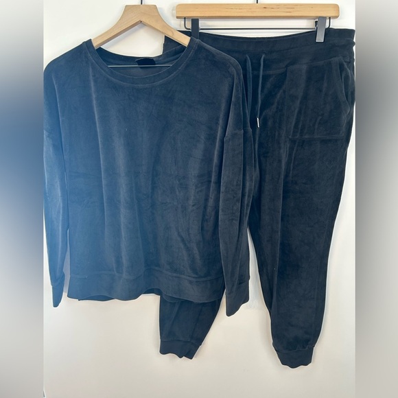 32 Degrees Heat Black Velour 2-Piece Outfit, Size Medium Top, Large Jogger Pants - Picture 3 of 14